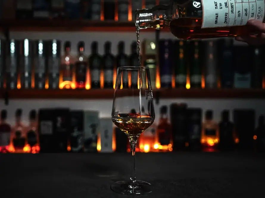 Ein Bild der Bar von Mixologe David Gran mit einem Whisky.