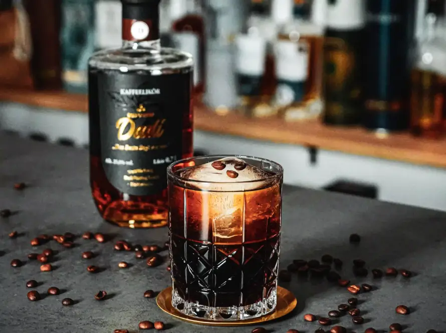 Ein Bild des Cocktails "Coffee Old Fashioned" mit Don Coffee von Dadi Tasting nach einem Rezept von Mixologe David GRan