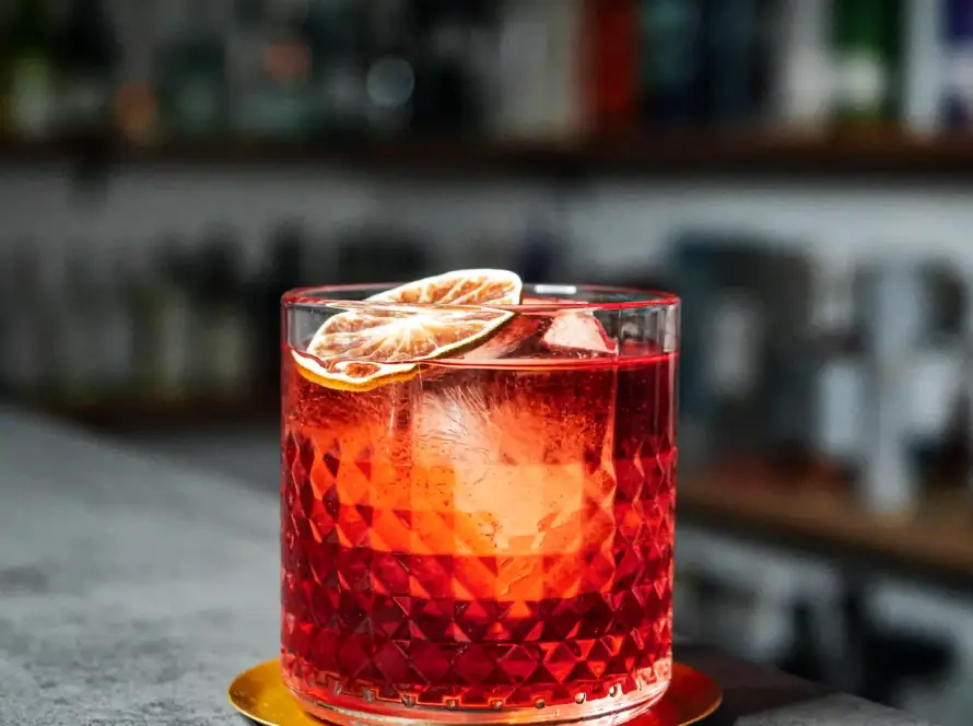 Ein Bild eines Negroni Cocktails in der Bar von David Gran