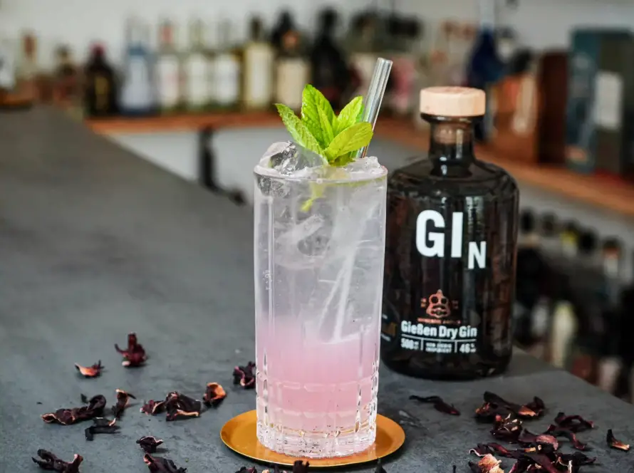 Ein Foto des Cocktails "Rickey Flowers" nach einem Rezept von David Gran