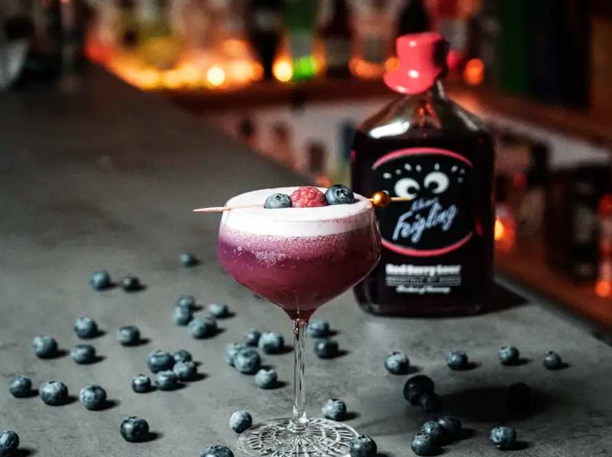 Ein Bild des Basil Berry Smash Cocktails nach einem Rezept von David Gran