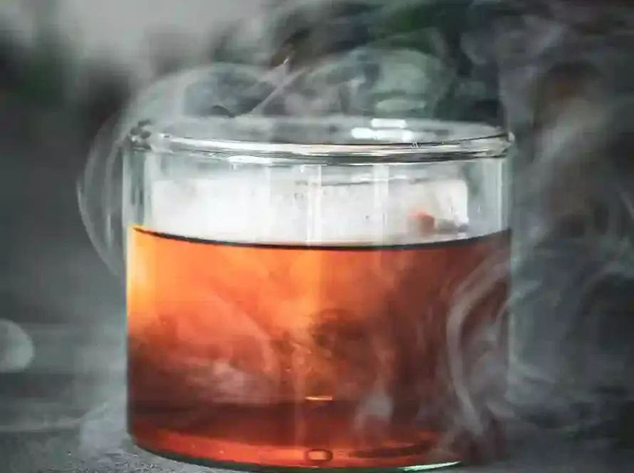 Ein Foto des Smoked Cocktails "Cherry Tale" nach einem Rezept von Mixologe David Gran