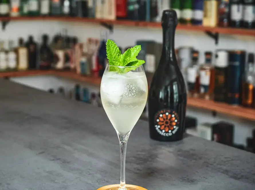 Ein Bild des Elderflower Spritz Cocktails nach einem Rezept von Mixologe David Gran.
