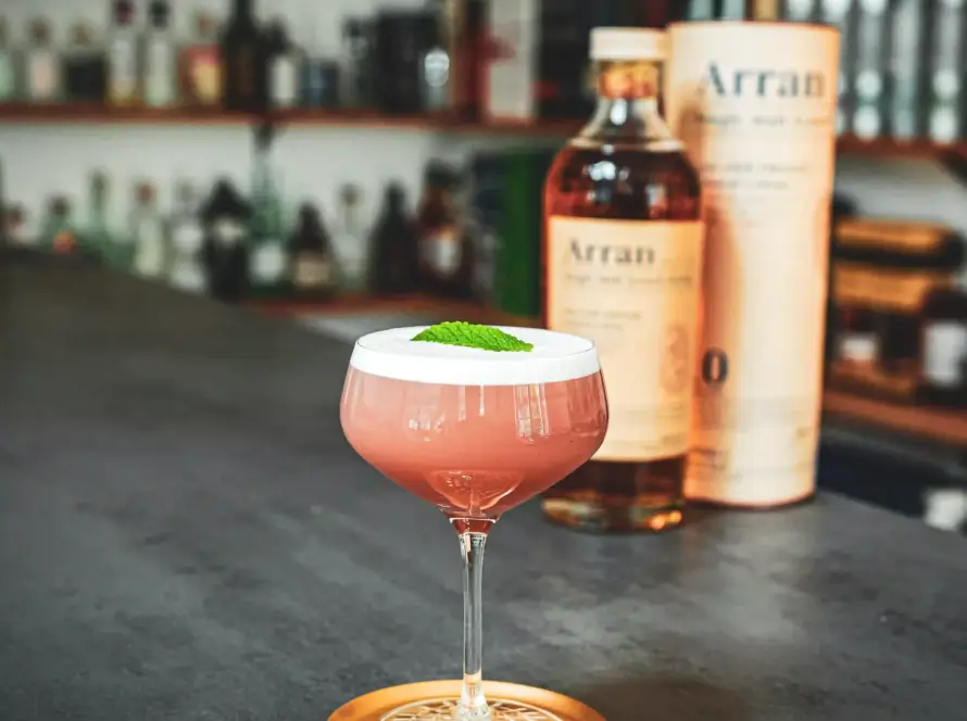 Ein Bild des The Orchard Cocktails mit Arran Whisky nach einem rezept von Mixologe David Gran.