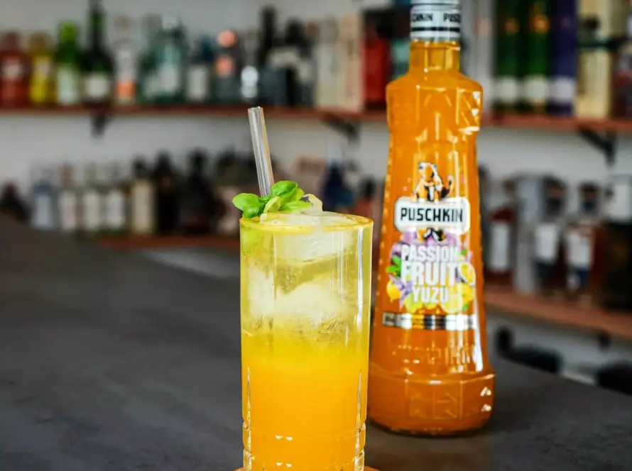 Ein Foto des Passionfruit Bliss Cocktails nach einem Rezept von David Gran