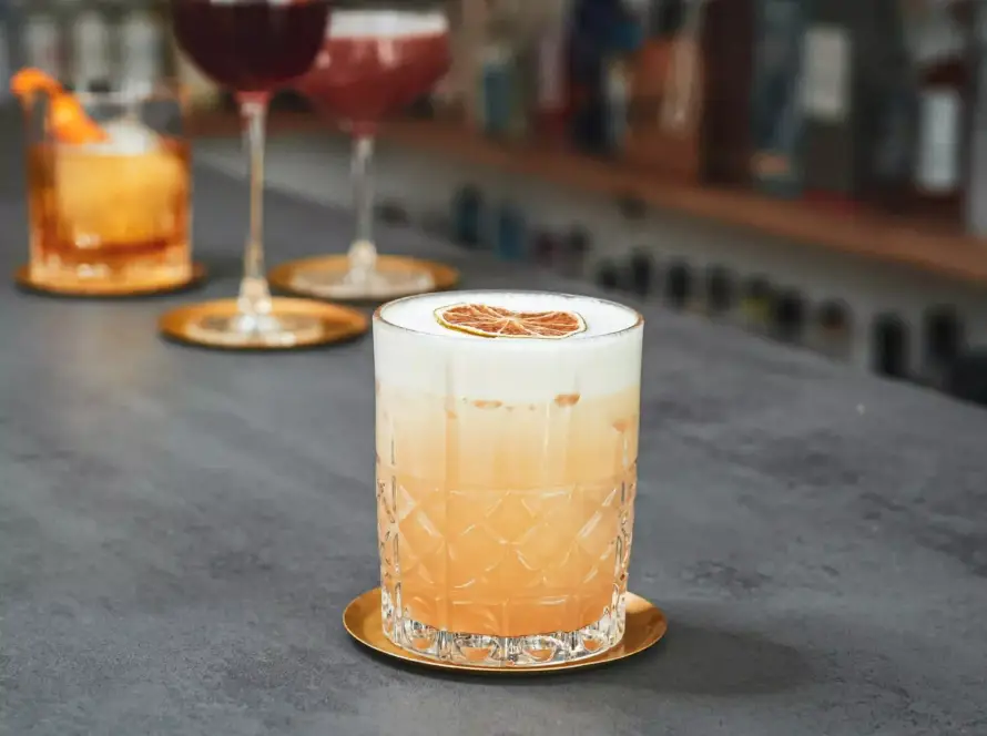 Ein Bild des Whiskey Sour Cocktails nach einem Rezept von Mixologe David Gran