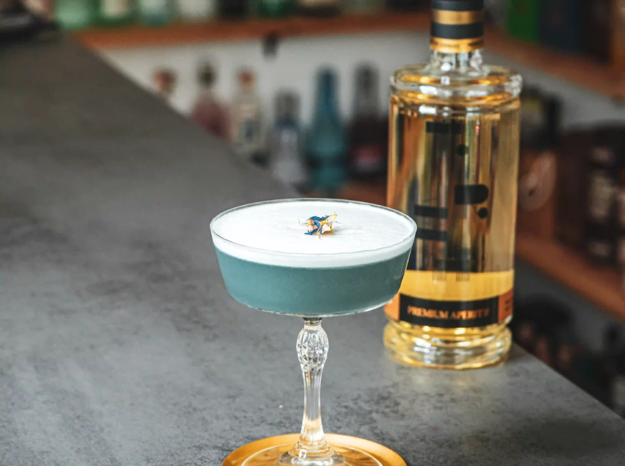 Ein Bild des Cocktails "Blue Flowers" nach einem Rezept von Mixologe David Gran.