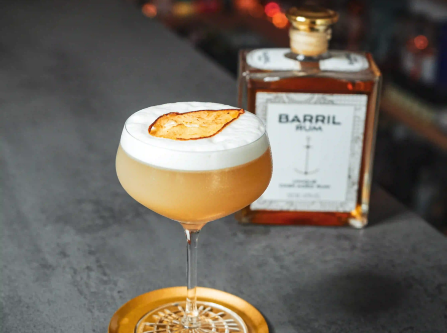 Ein Bild des "Pear-Less Whisper" Cocktails anch einem Rezept von Bartender und Mixologe David Gran