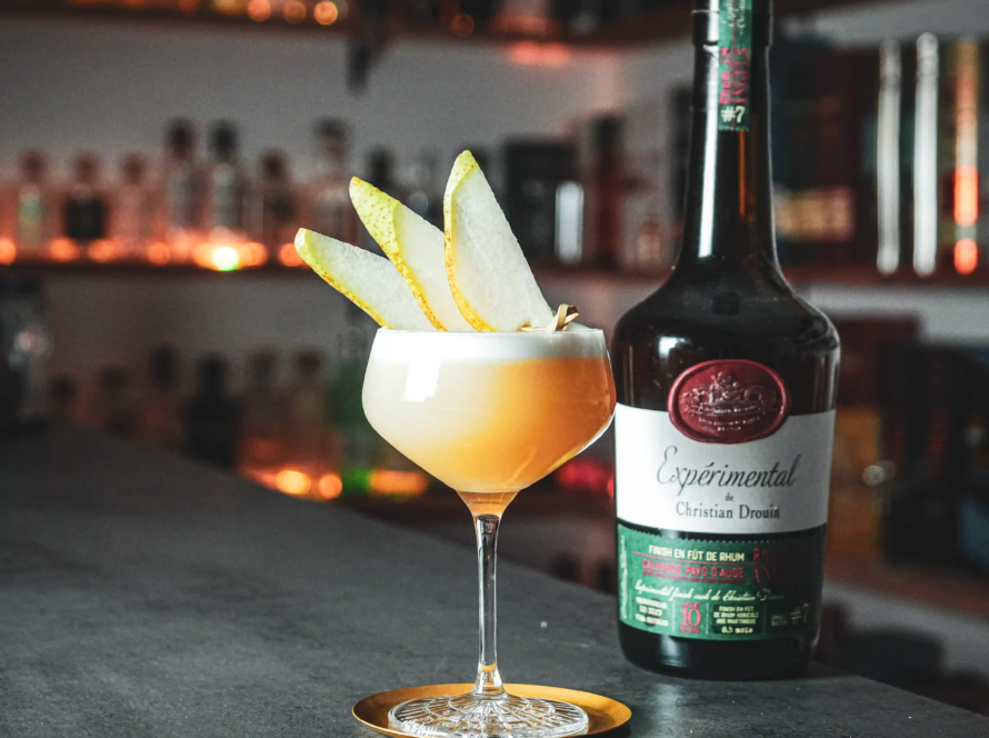 Ein Bild des Pear-Fect Sour Cocktails nach einem Rezept von David Gran.