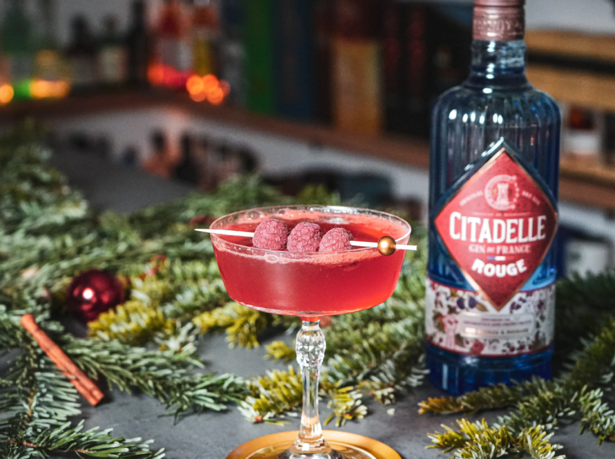 Ein Bild des Rouge 75 Cocktails nach einem Rezept von David Gran.