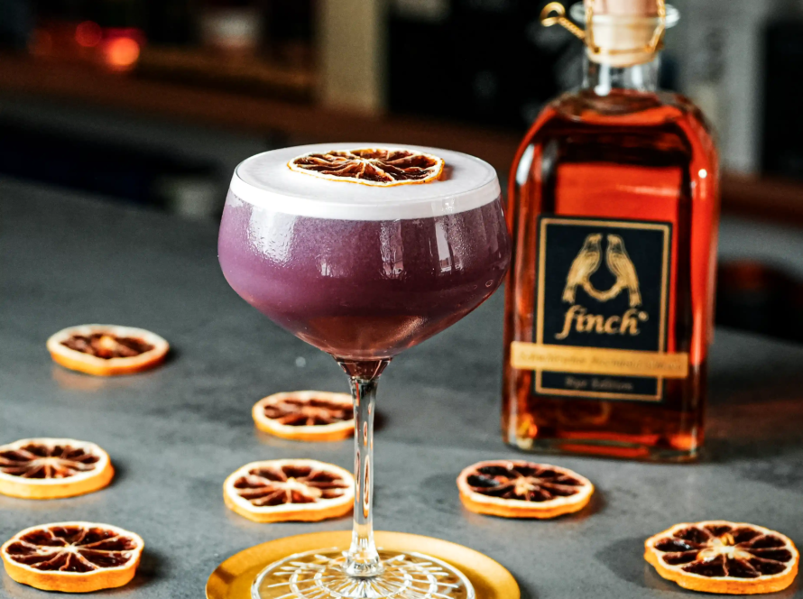 Ein Bild des "Rouge Rye" Cocktails mit Finch Rye Whisky nach einem Rezept von David Gran.