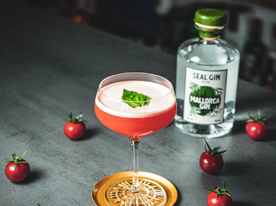 Ein Bild des Vacanza Italiana Cocktails mit Oliven Gin nach einem Rezept von David Gran.