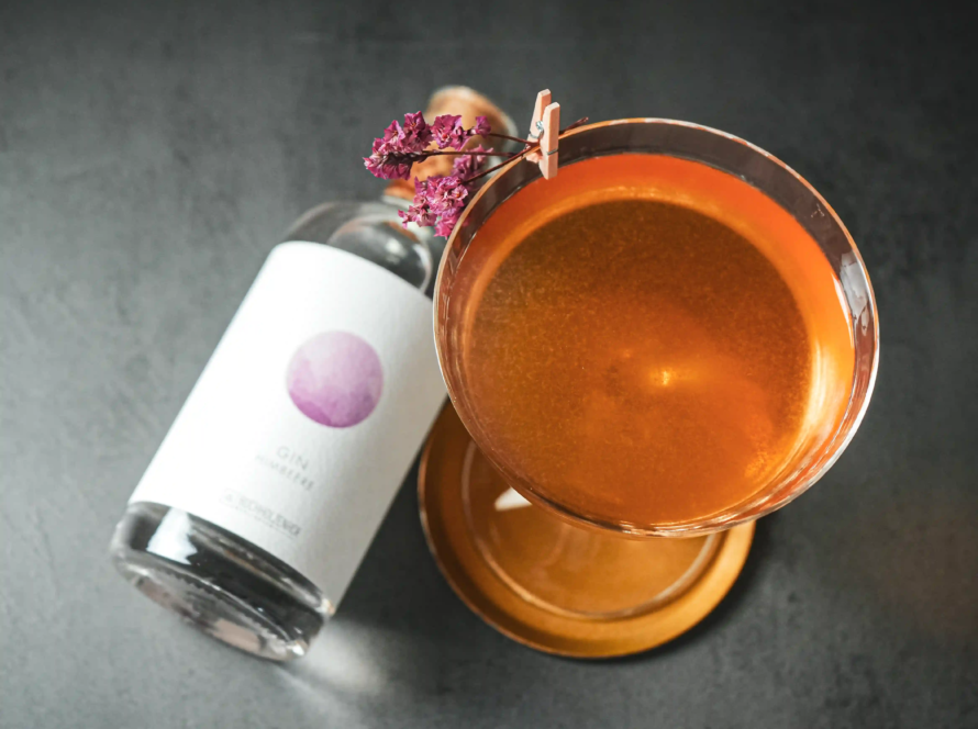 Ein Bild des Bramble Sunset Sip Cocktails.