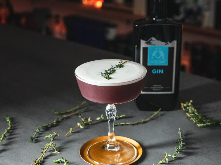 Ein Bild des "Finchberry Sour" Cocktails nach einem Rezept von David Gran.