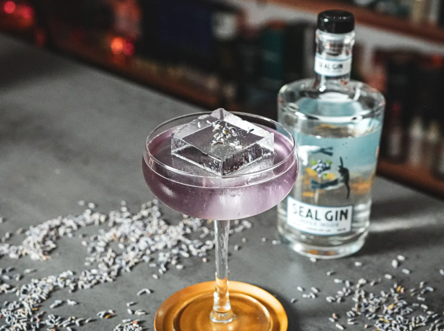 Ein Bild des Lavander Rendezvous Cocktails nach einem Rezept von David Gran.
