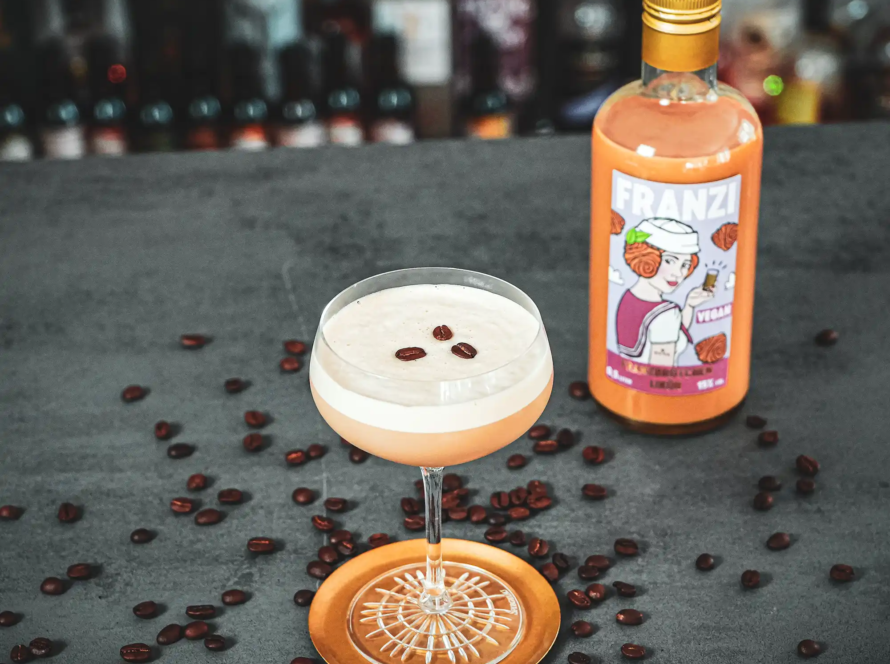 Ein Bild des "Franzis Espresso Martini" Cocktails mit Franzi Franzbrötchenlikör vegan.