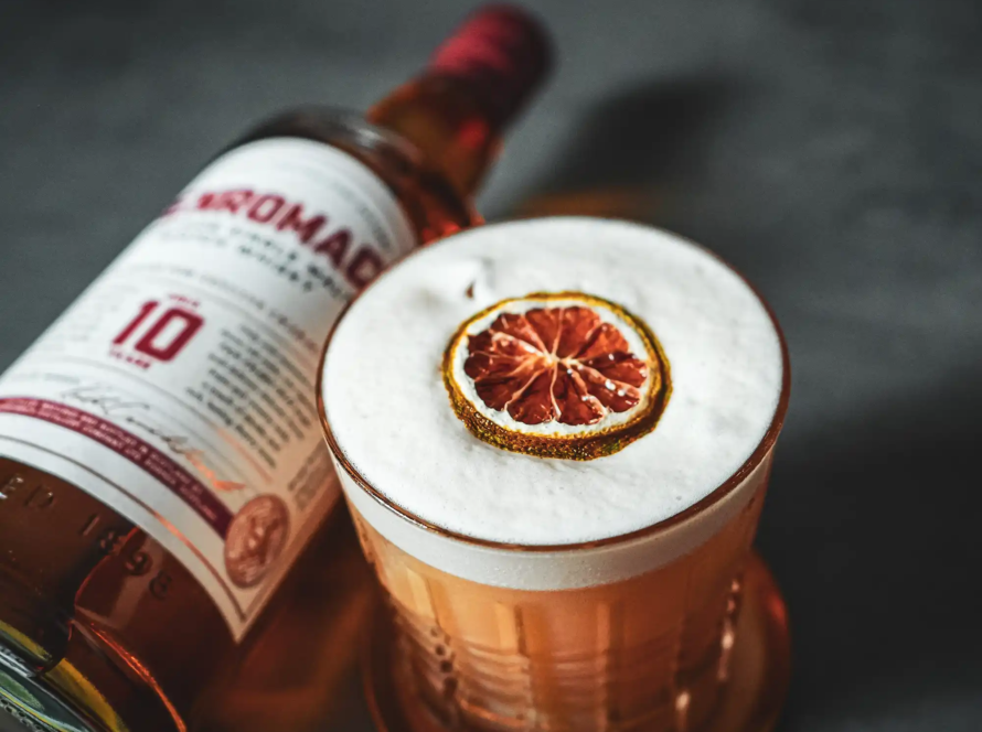 Ein Bild des Smoky Nuts Cocktails mit Benromach Single Malt WHisky.