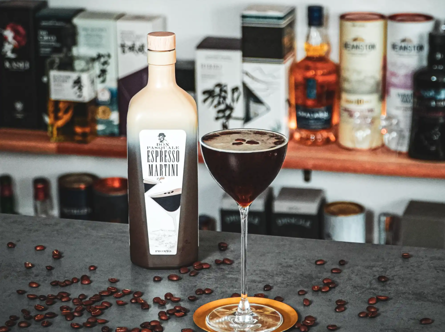 Ein Bild des Tiki Coffee Tini Cocktails