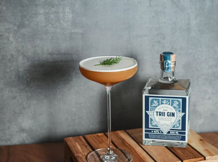 Ein Bild des Austernblüte Cocktails mit Trii Gin.