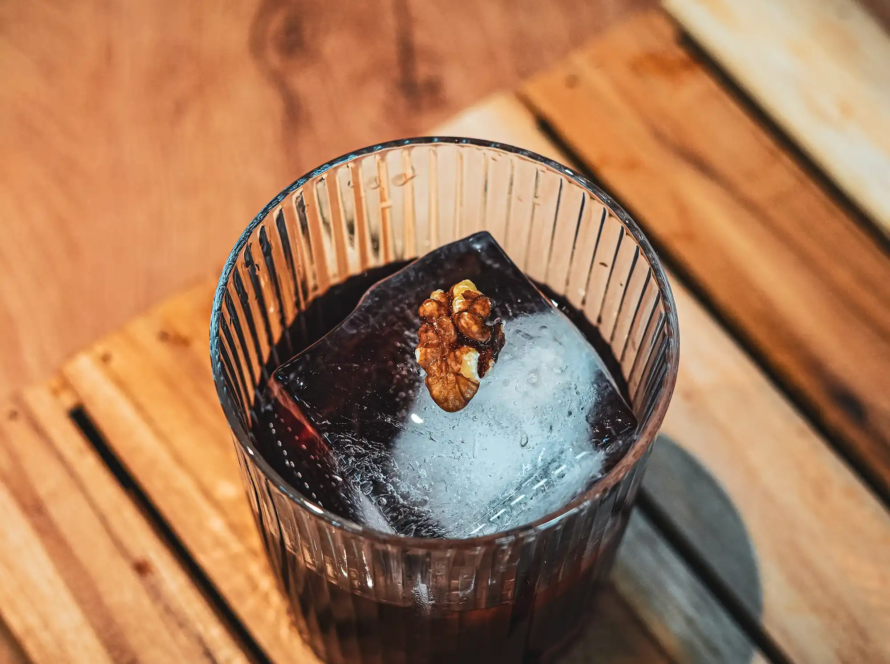 Ein Bild des Barbados Manhattan Cocktails mit dem Barbados Rum von myBar by David Gran.