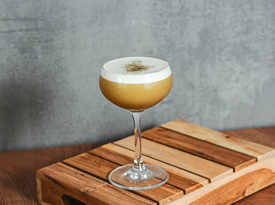 Ein Bild des Matcha Colada Cocktails. Mit dem Guyana Rum von myBar by David Gran.