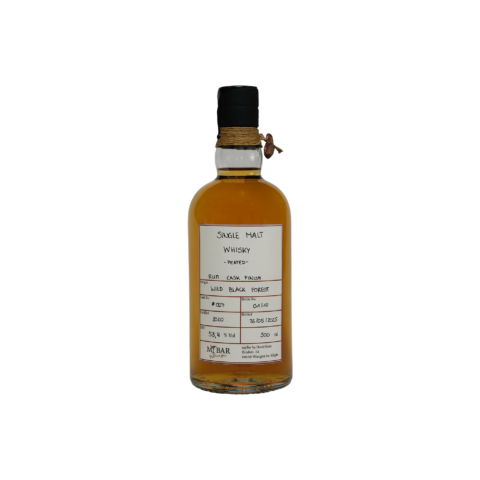 Ein Bild des Wild Peated Blackforest Whiskys mit finish in einem Rumfass von myBar by David Gran.