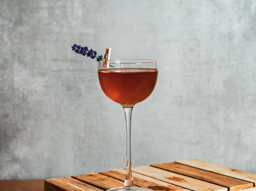 Ein Bild des Lavander Manhattan Cocktails.