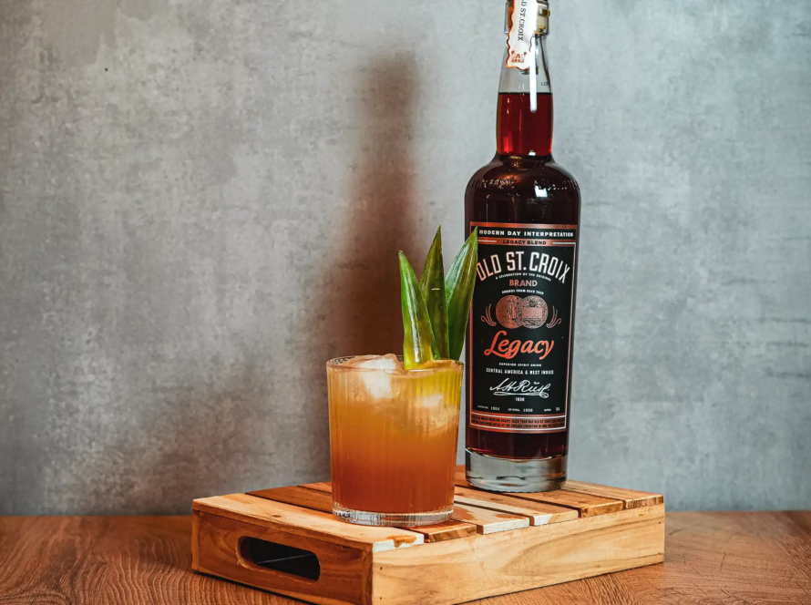 Ein Bild des Prickelnde Ananas Cocktails.