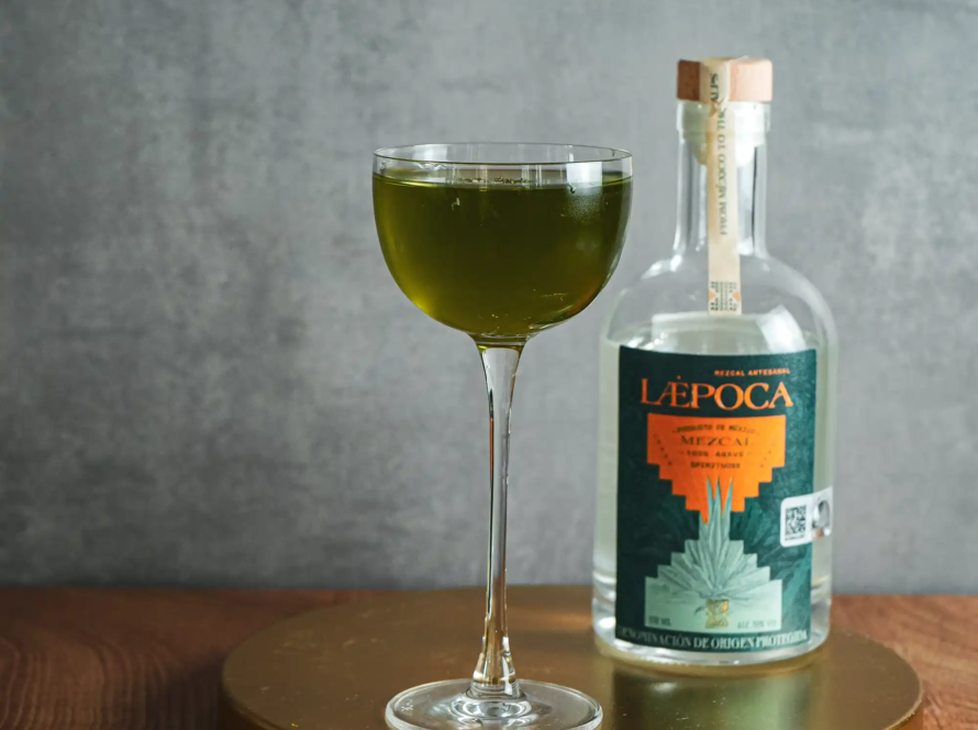 Ein Bild des Nebelwald Cocktails mit Laepoca Mezcal.