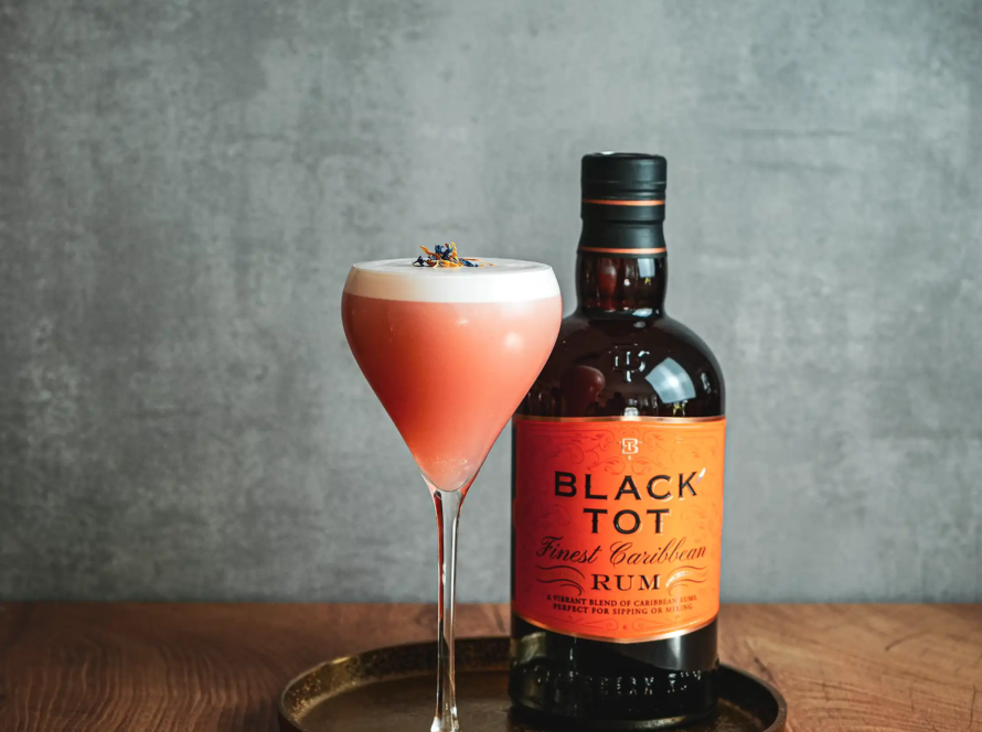 Ein Bild des Strandblüten Cocktails mit Black Tot Rum.
