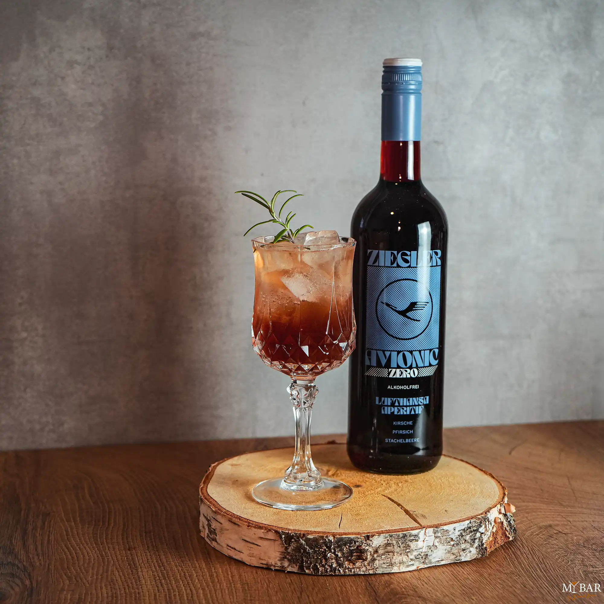 Ein Bild des Rosemary Snow Cocktails.