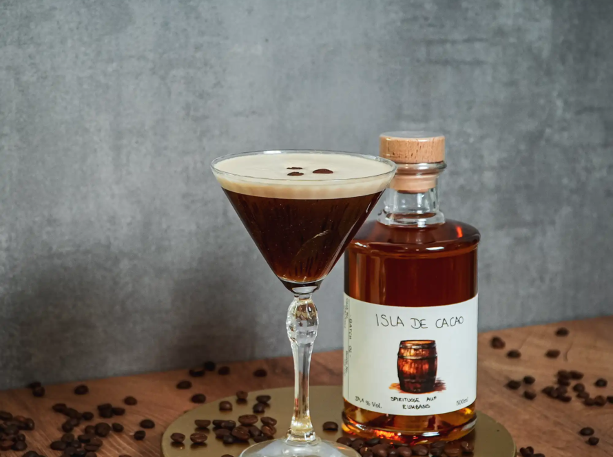 Ein Bild des Isla de Martini Cocktails mit dem Isla de Cacao.