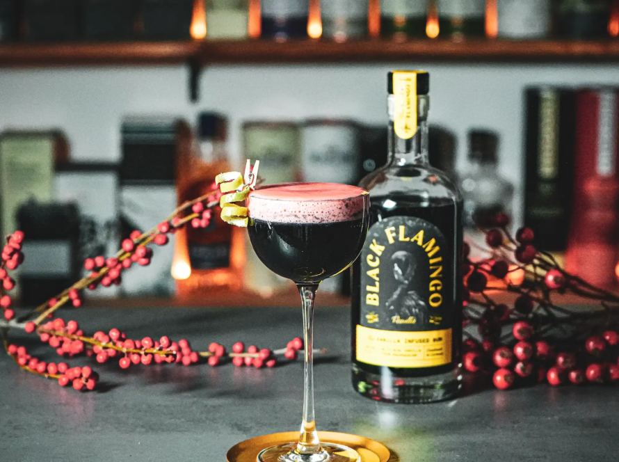 Ein Bild des Black Flamingo Cocktails.