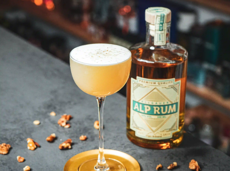 Ein Bild des "Allgäu Rum Cake" Cocktails mit Alp Rum nach einem Rezept von Mixologe David Gran