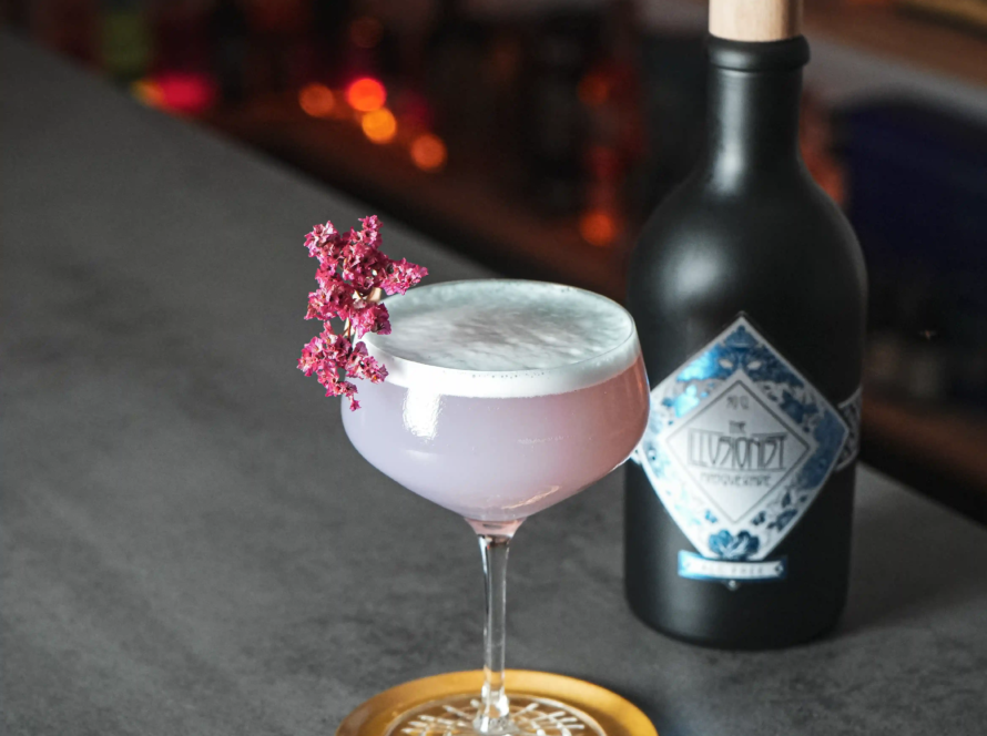 Ein Bild des Floral Rebel Cocktails nach einem Rezept von David Gran