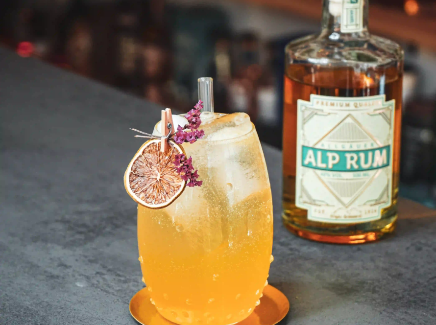 Ein Bild des Formidable Dragon Cocktails mit Alp Rum