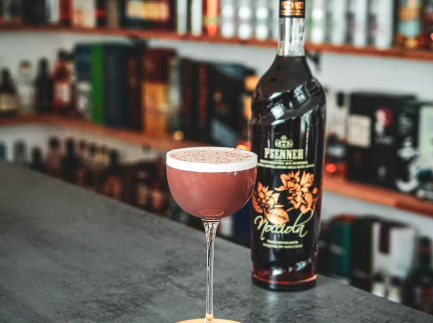 Ein Bild des Nocciola Sour Cocktails nach einem Rezept von David Gran.
