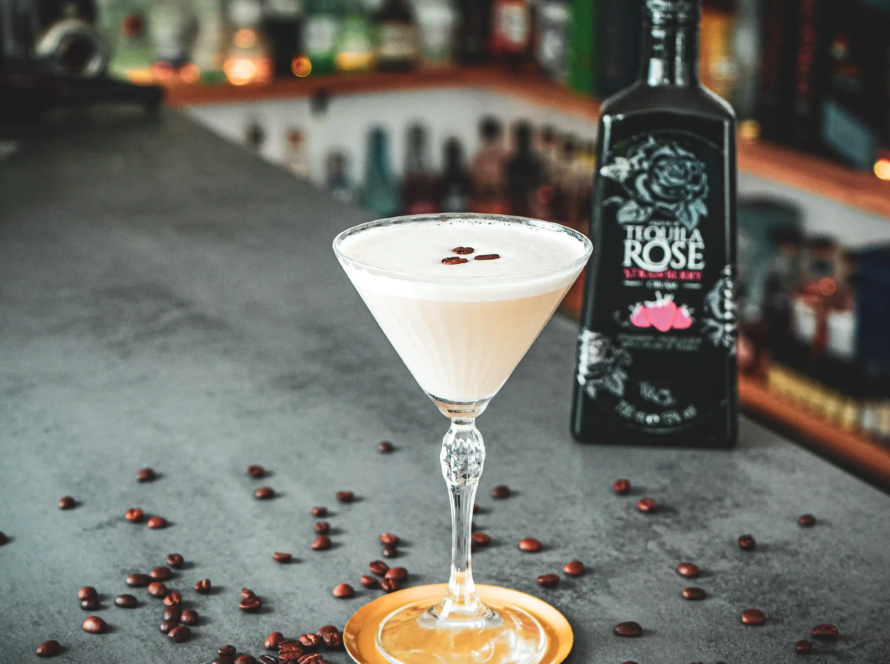 Ein Bild des "Pink Espresso Martini" Cocktails nach einem Rezept von David Gran.
