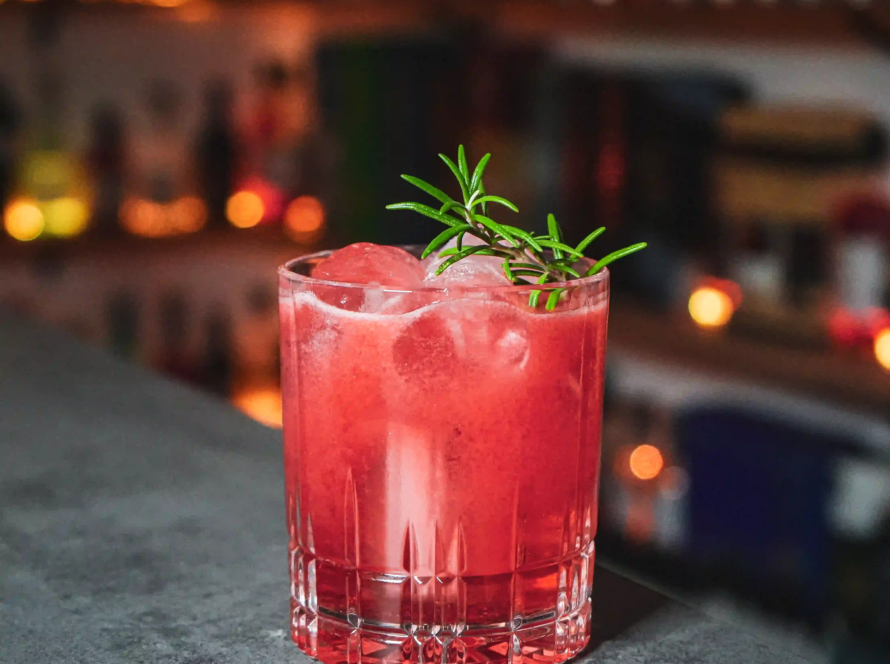 Ein Bild des alkoholfreien "Pistacchio Berry Nogroni" Cocktails nach einem Rezept von David Gran.