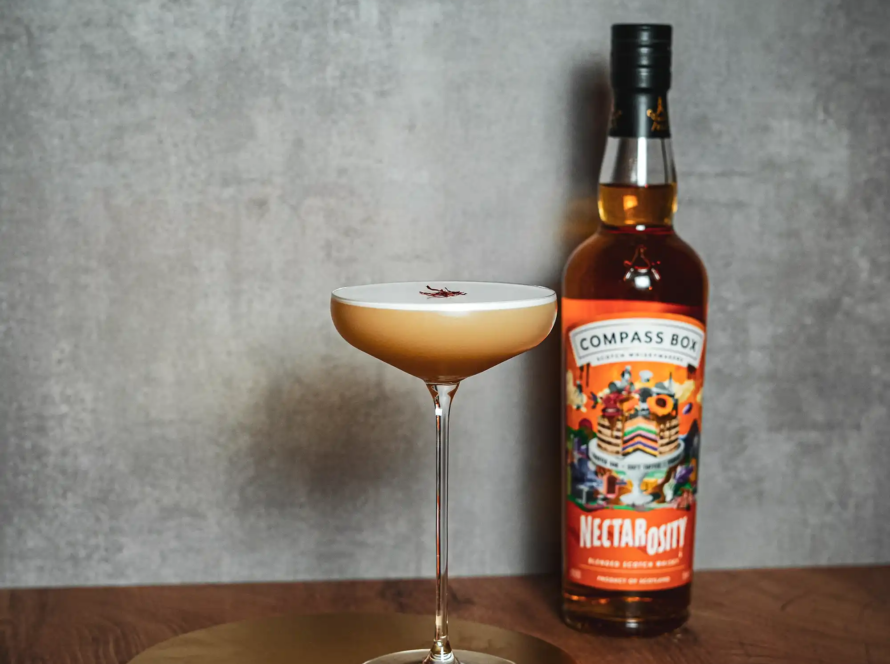 Ein Bild des Andalusian Nights Cocktails mit Compass Box Whisky.