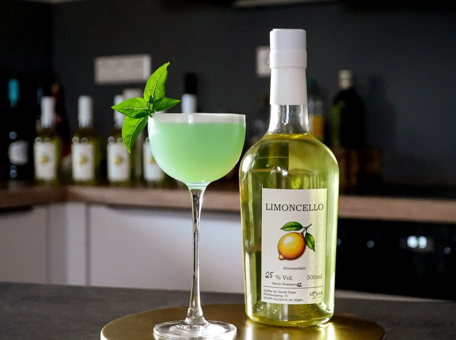 Ein Bild des Basil Limoncello Smash Cocktails.