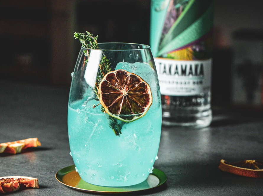 Ein Bild des Blue Marlin Cocktails nach einem Rezept von Barkeeper David Gran.