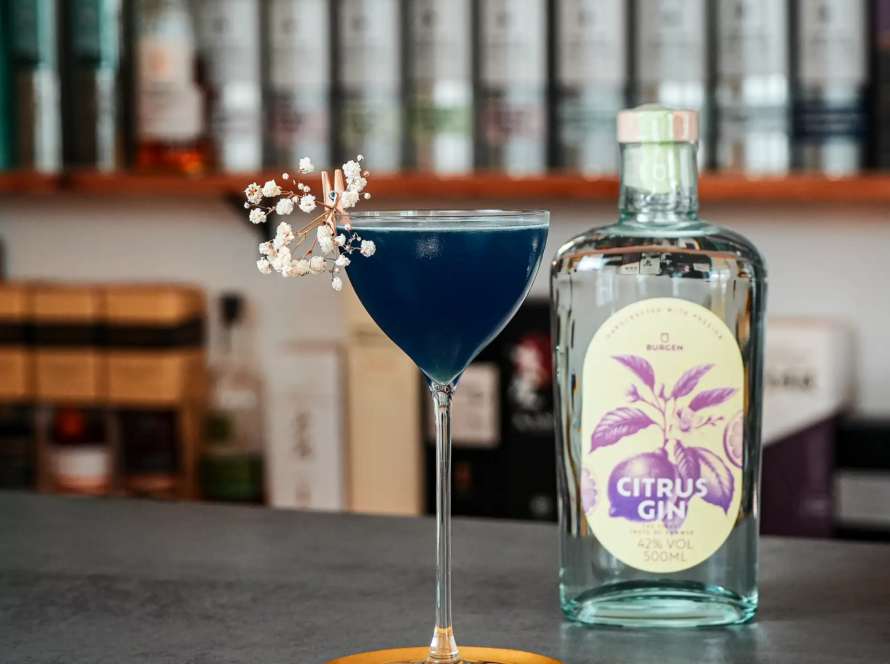 Ein Bild des Blue Water Lily Cocktails.