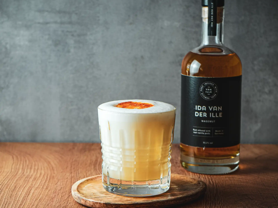 Ein Bild des Brulée Sour Cocktails mit Ida van der Ille Rumlikör.