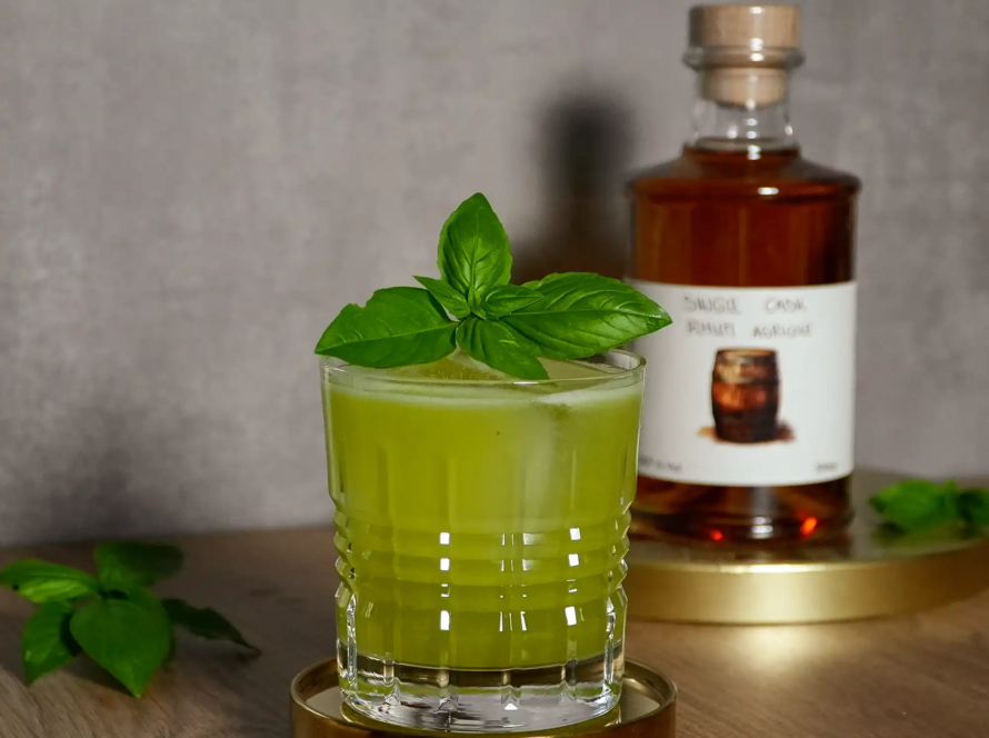 Ein Bild des Basil Passion Cocktails mit myBar Rhum Agricole