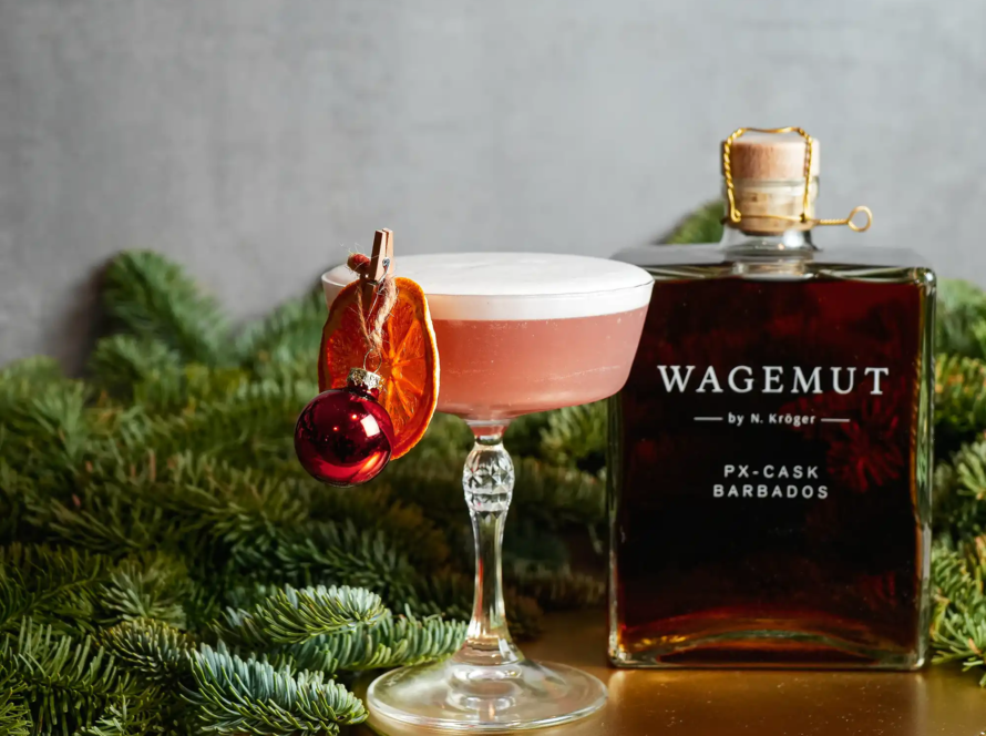 Ein Bild des Even Hemmingway Loves Christmas.