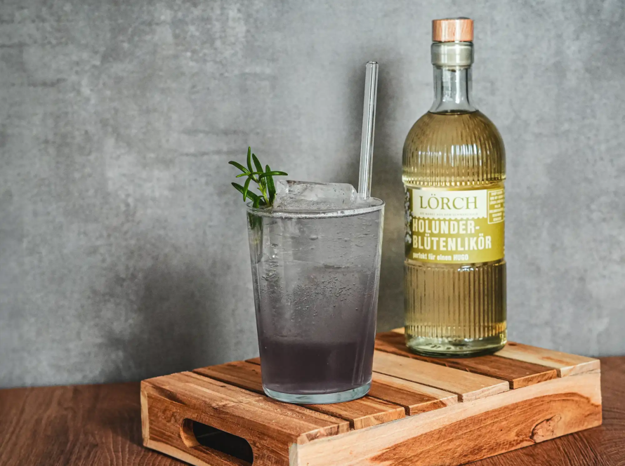 Ein Bild des Flower Fizz Cocktails mit Lörch Holunderblütenlikör.