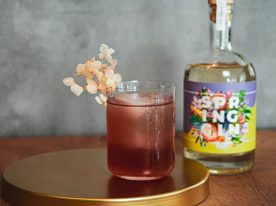 Ein Bild des Frühling am Fuji Cocktails mit Wajos Spring GIn.