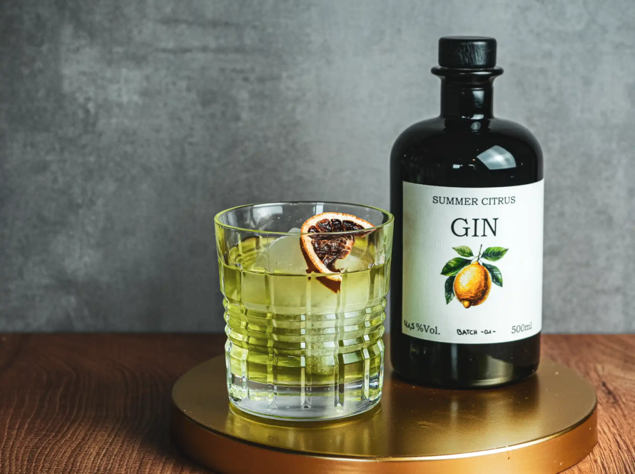 Ein Bild des Green Negroni Cocktails mit myBar by David Grans Summer Citrus Gin und Senor Dino.