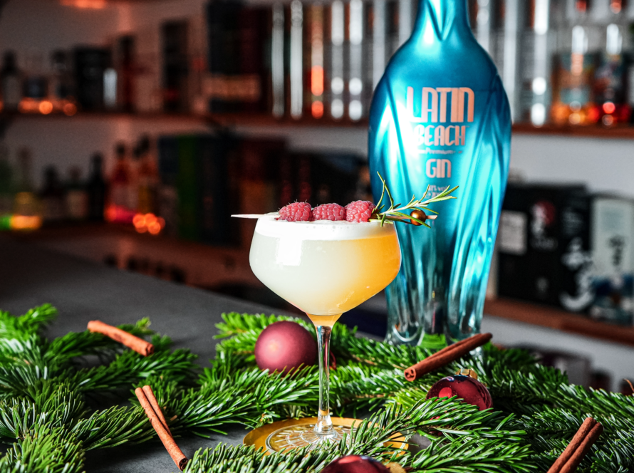 Ein Bild des Latin Christmas Kiss Cocktails nach einem Rezept von David Gran.
